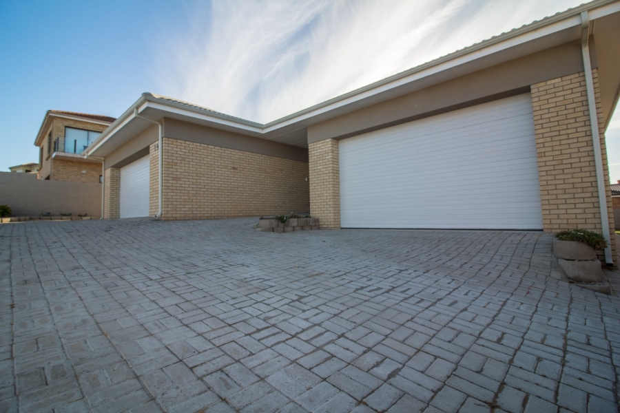 4 Bedroom Property for Sale in Menkenkop Western Cape